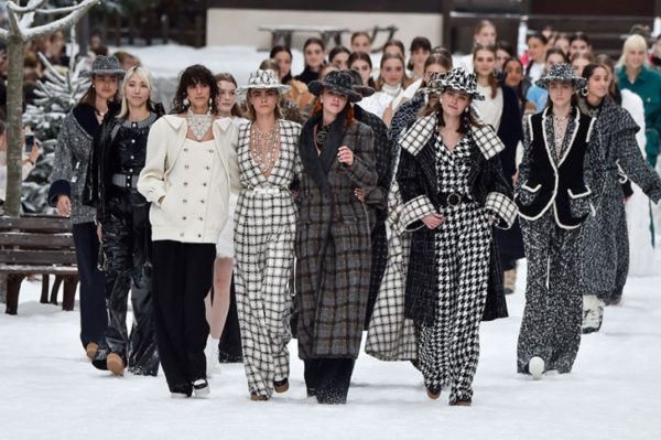 Penélope Cruz Takes Her First Runway Walk on Chanel’s Farewell Show For ...