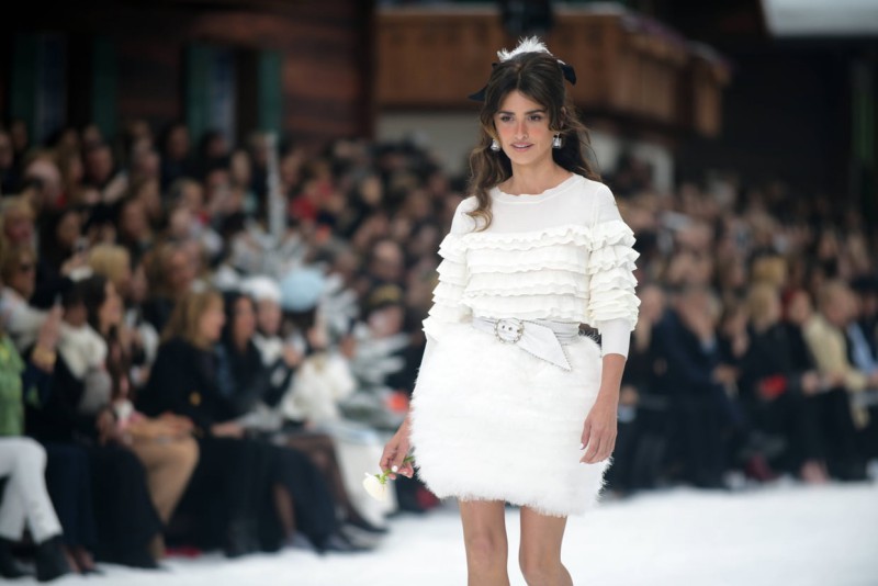 Penelope Cruz Takes Her First Runway Walk on Chanel’s Farewell Show For Karl Lagerfeld 1