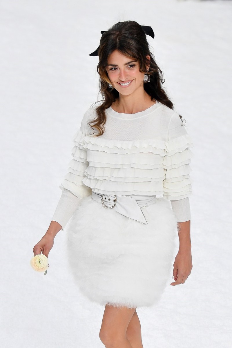 Penelope Cruz Takes Her First Runway Walk on Chanel’s Farewell Show For Karl Lagerfeld 4