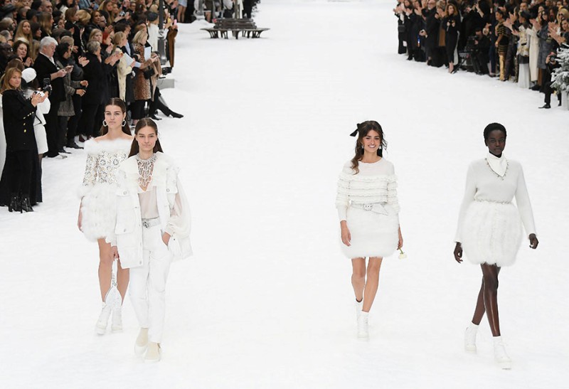 Penelope Cruz Takes Her First Runway Walk on Chanel’s Farewell Show For Karl Lagerfeld 9