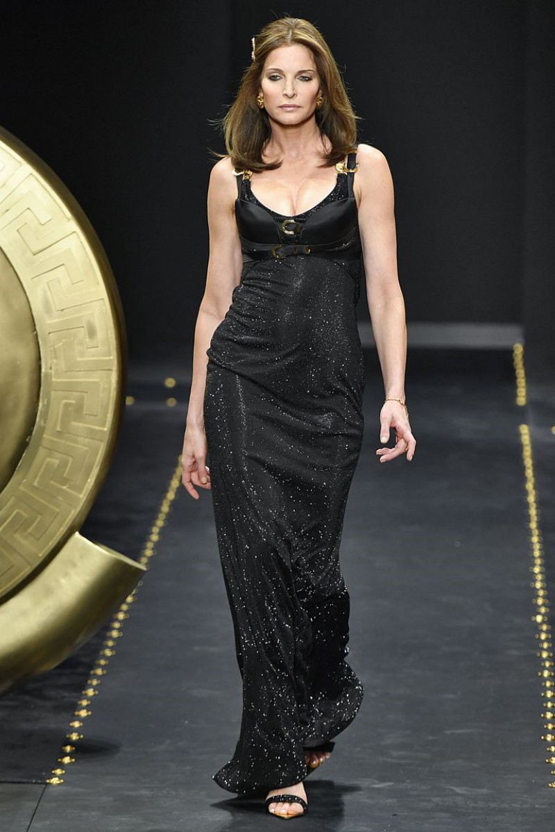 Supermodel Stephanie Seymour Surprises Crowd at Versace’s AW19 Fashion Show 1