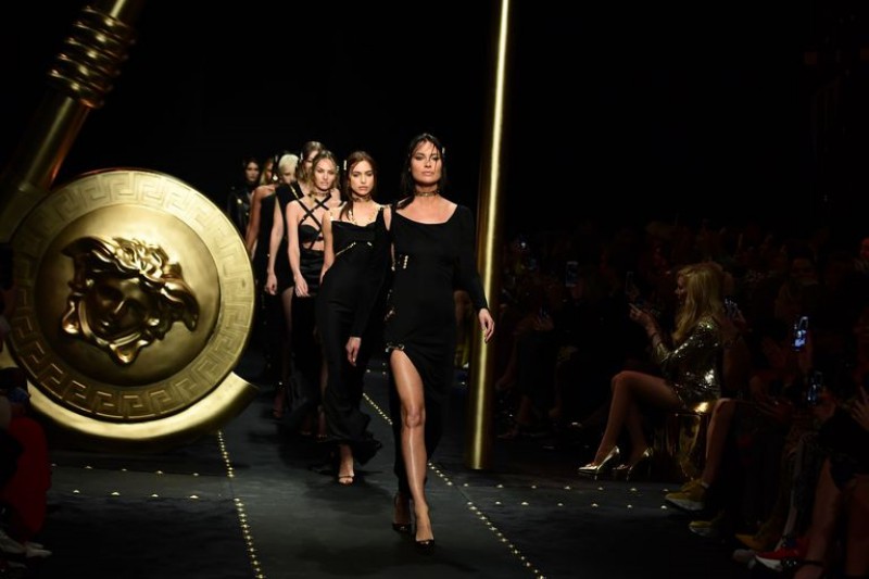 Supermodel Stephanie Seymour Surprises Crowd at Versace’s AW19 Fashion Show 5
