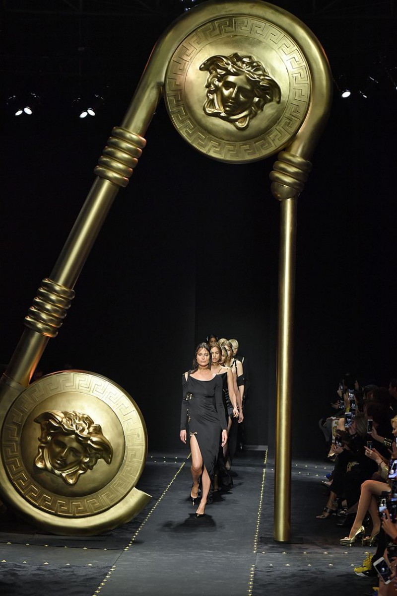 Supermodel Stephanie Seymour Surprises Crowd at Versace’s AW19 Fashion Show 6