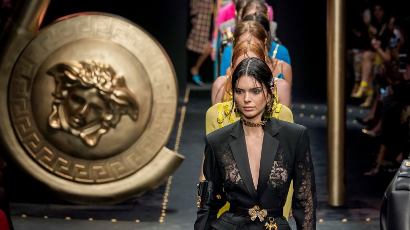 Supermodel Stephanie Seymour Surprises Crowd at Versace’s AW19 Fashion Show 9
