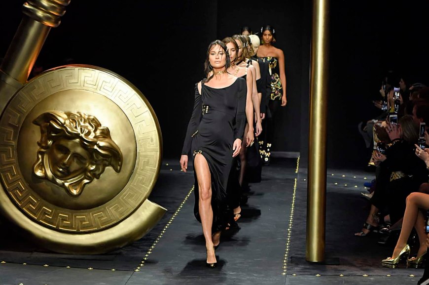Supermodel Stephanie Seymour Surprises Crowd at Versace’s Fall 2019 Fashion Show - Featured Image